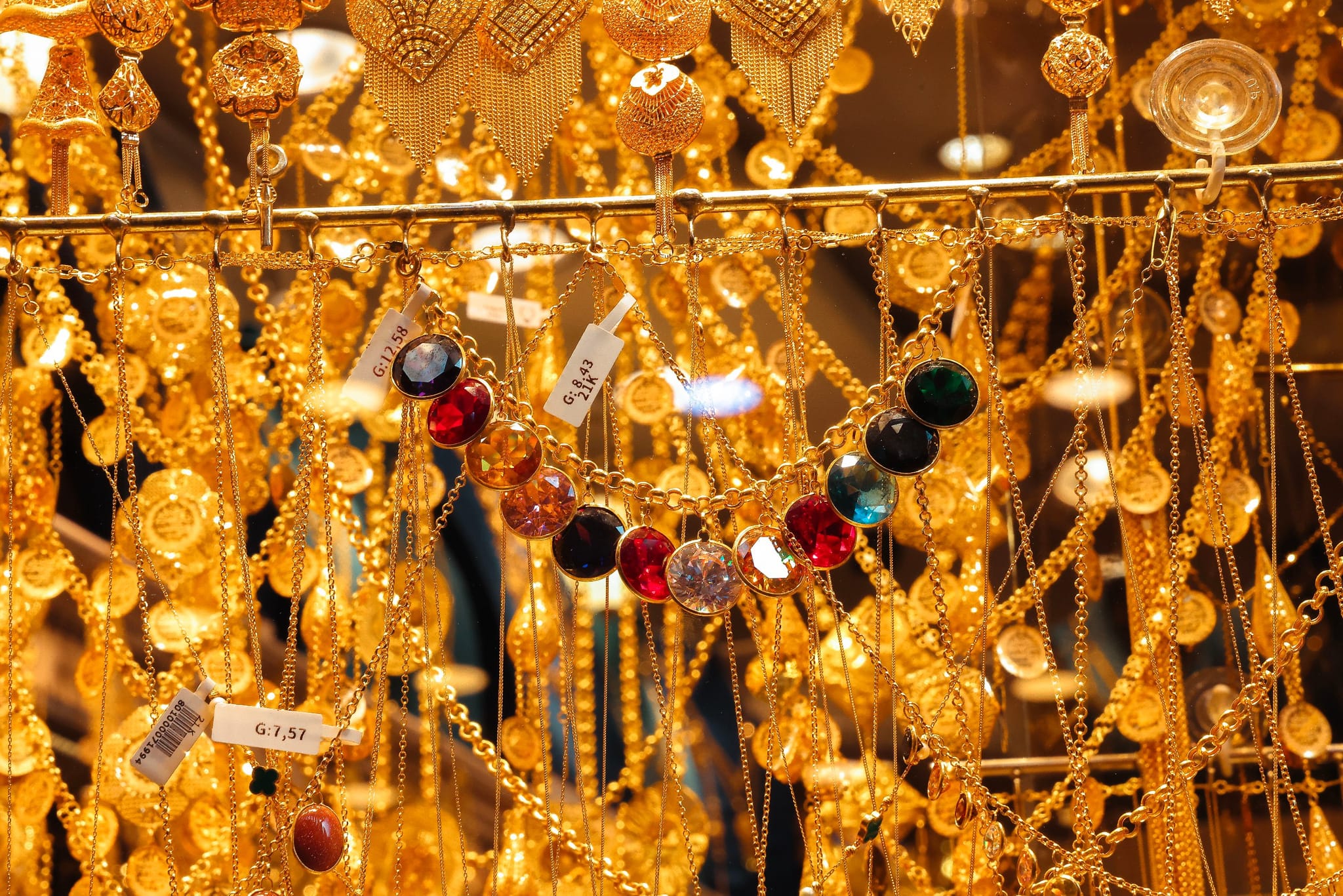 لە سێ ڕۆژدا یەک ئۆنسە زێڕ 710 دۆلار دابەزیووە