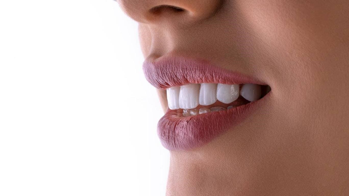 لە چین تۆزێکی نوێ داهێنراوە بە لەرەلەر ددان سپی دەکاتەوە و مینای ددان چاک دەکاتەوە