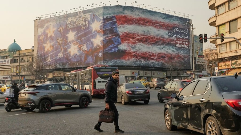 ڕۆژنامەیەکی ئیسرائیل: هێرشی ئەمریکا بۆ سەر ئێران دواخرا