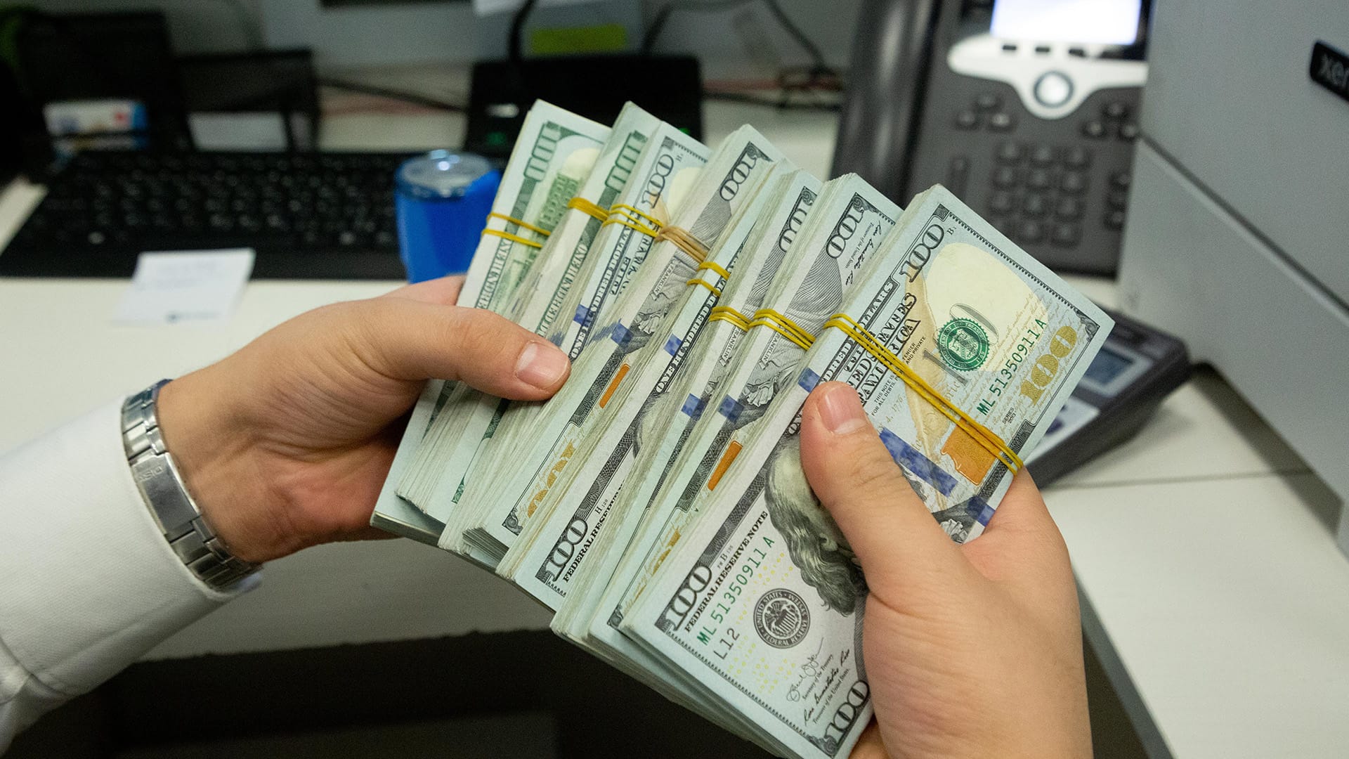 گرفتی بهدهستهێنانی دۆلار ڕووبەڕووی گەشتیاران دەبێتەوە